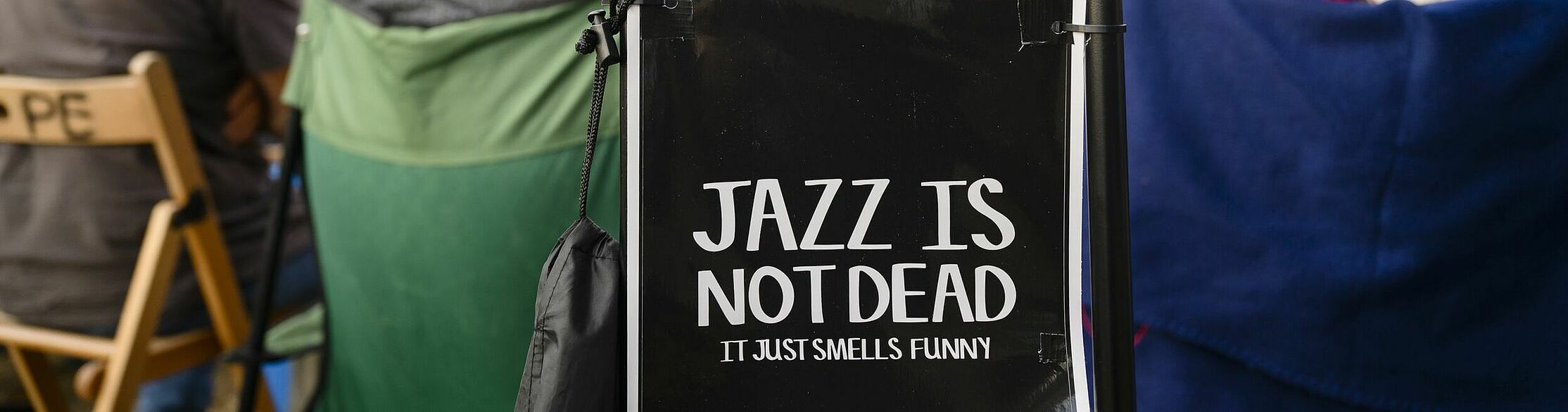 Jazz-is-not-dead-Aufschrift auf Liegestuhl